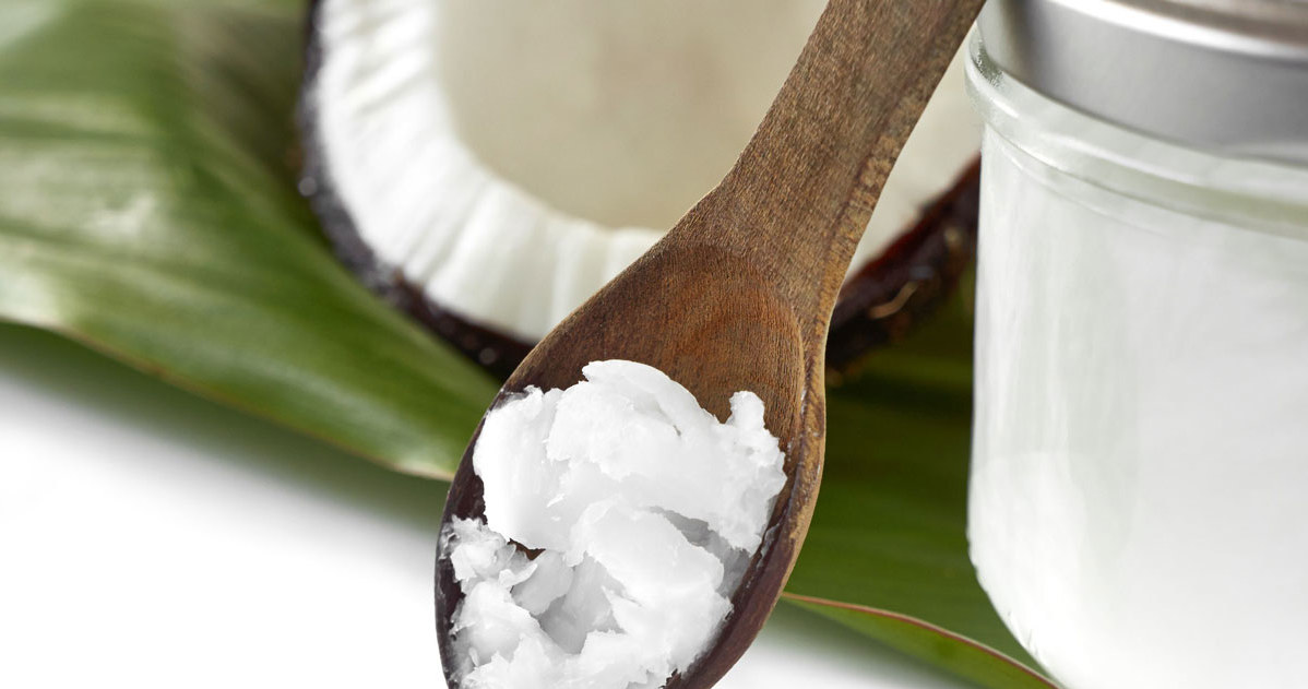 Coconut oil will help us get rid of unwanted color in our hair /123RF/PICSEL