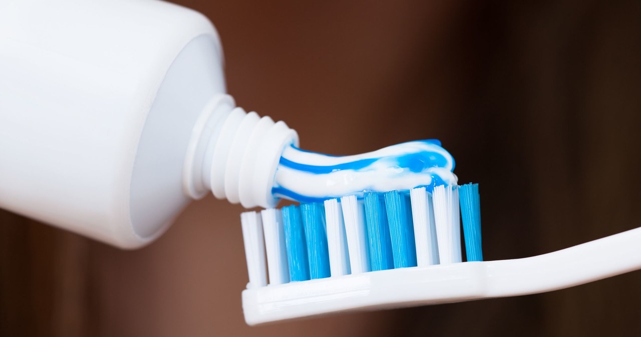 Toothpaste applied to a moistened toothbrush spreads better over the entire surface of the teeth. /123RF/PICSEL