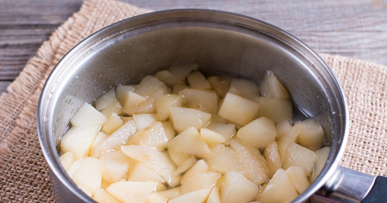 Peeled and chopped pears should be poured with water and simmered with ginger. /123RF/PICSEL