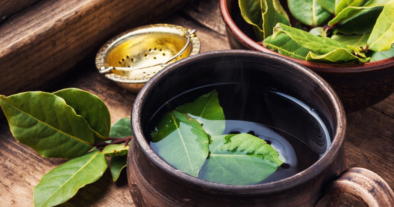 Add sugar and lemon juice to the cooked bay leaf infusion. Pour the resulting syrup into a bottle and use it when you have a cold. This home remedy will provide relief from cough and hoarseness. /123RF/PICSEL