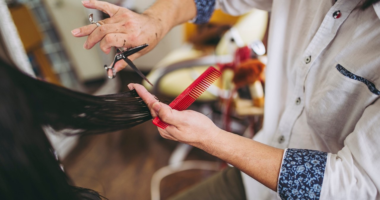 Black hair color makes you look older and highlights wrinkles. /123RF/PICSEL