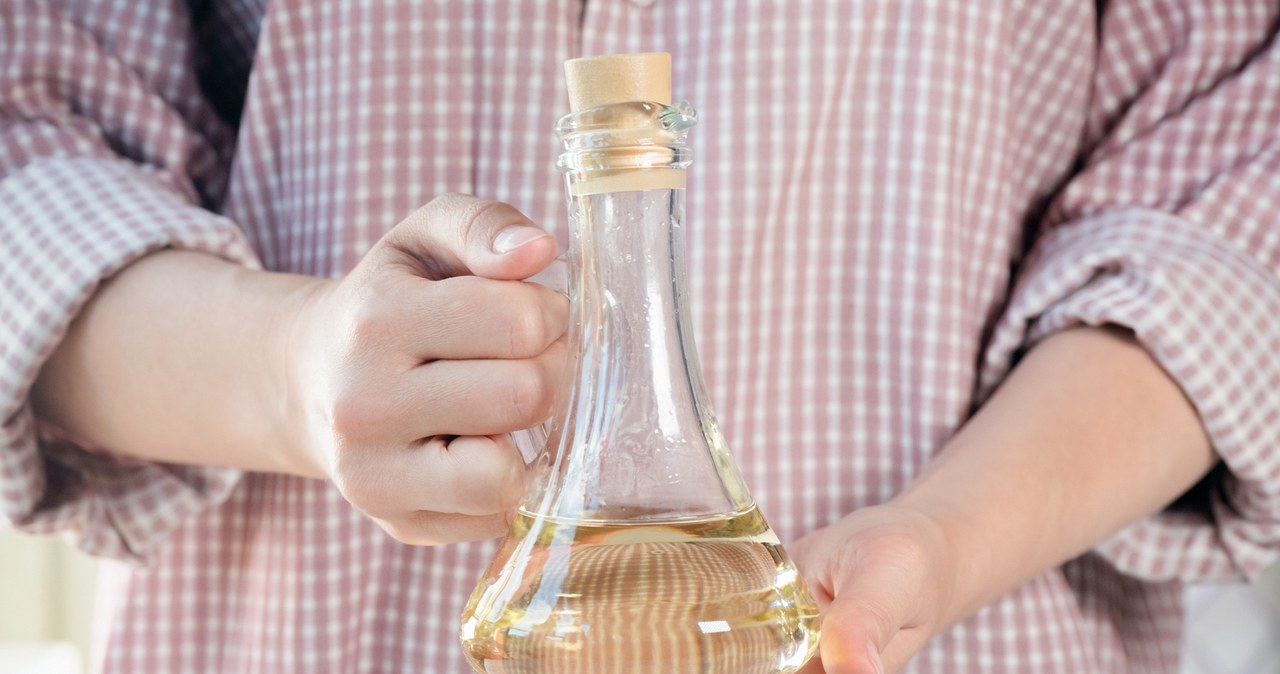 Vinegar's properties minimize oil splashing during frying. Before heating the pan, it is a good idea to wipe it with a paper towel soaked in a little vinegar. /123RF/PICSEL