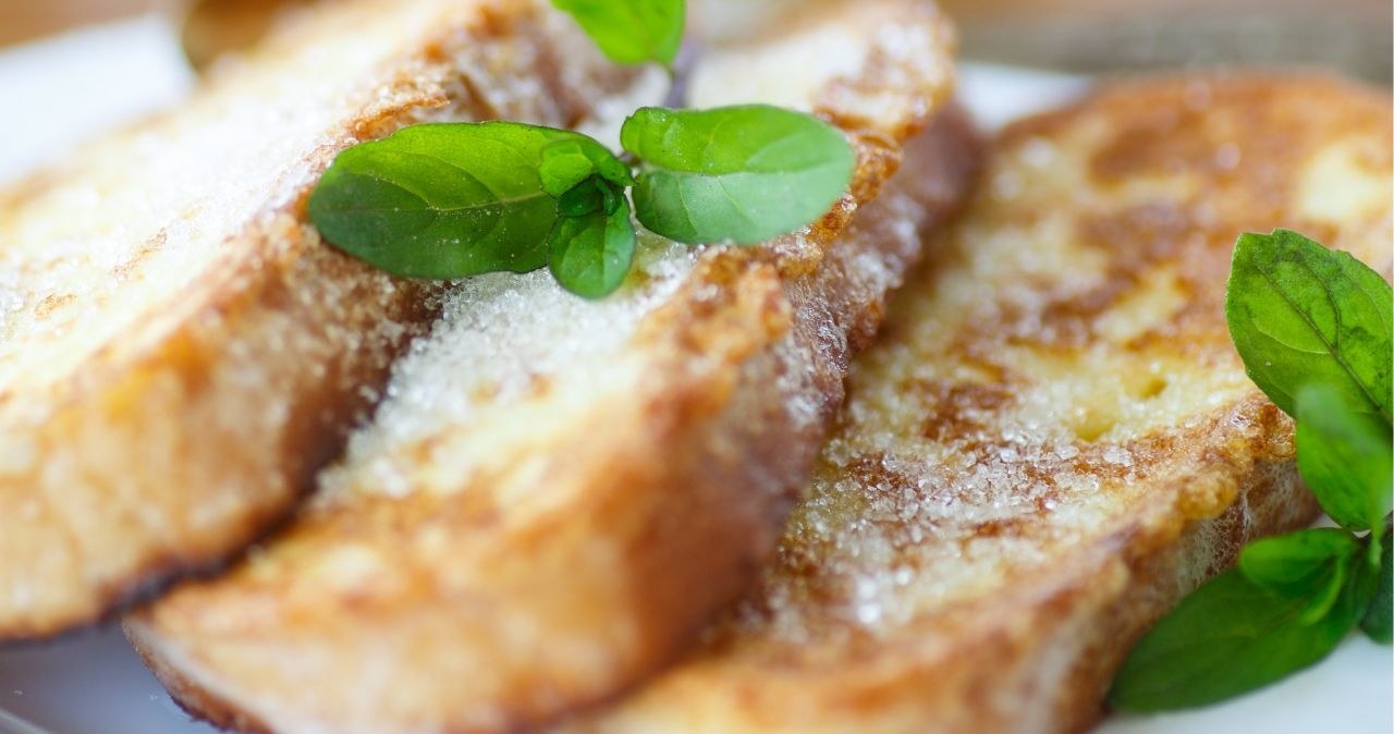 Sweet fried bread is a tasty idea for dessert or second breakfast. It can be administered in many ways. /123RF/PICSEL