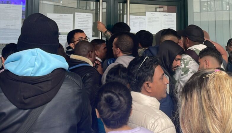 They don’t bring a passport and call lawyers: in the AIMA queues, “immigration is not taken seriously”