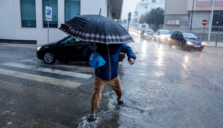 Albufeira flooded in 5 minutes. Hail and thunderstorms heading to the center and south