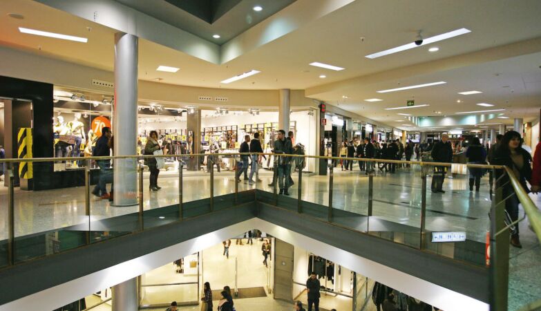 After 10pm, shopping malls are only for strolling. Should they close earlier?