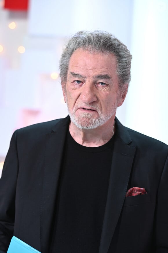 At the end of October, we learned with some concern that Eddy Mitchell (82 years old) had been forced to interrupt his promotion Exclusive - Eddy Mitchell - Recording of the show "Looking forward to next Sunday" presented by M.Drucker and broadcast on December 5 on France 2. © Guillaume Gaffiot / Bestimage