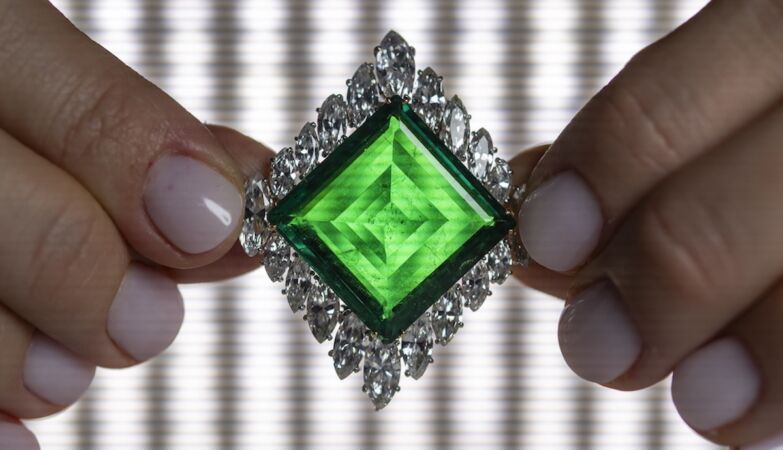 Brooch with rare emerald reaches record value of R$8.3 million