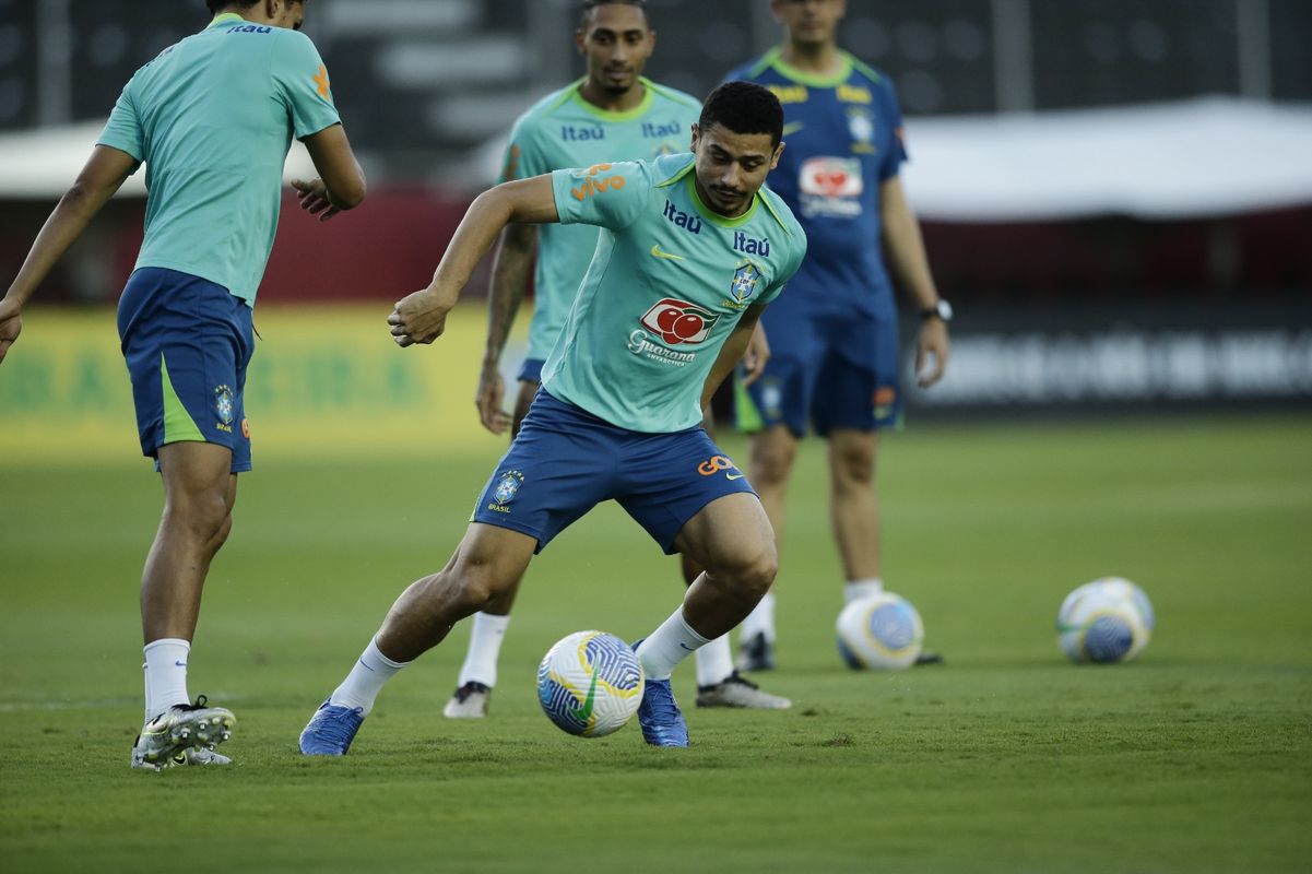 André during Brazilian team training at Barradão 