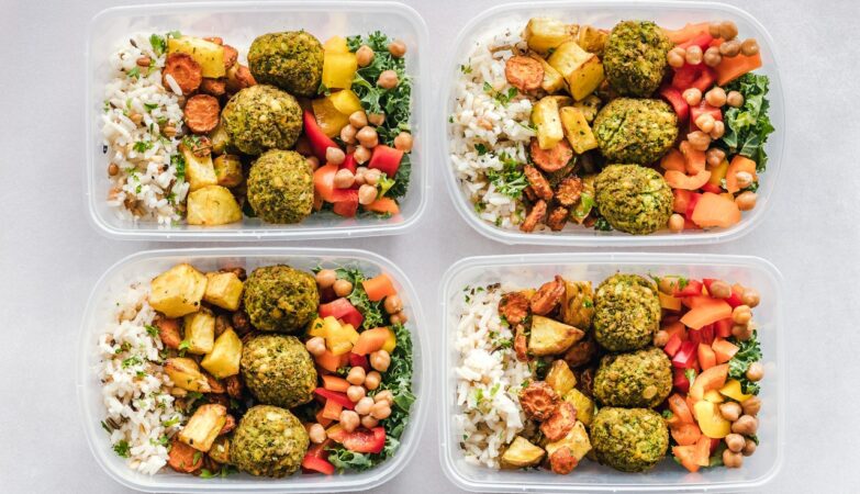 Very busy father prepares a lunch box that costs R$ 1.90 (saves time and money)