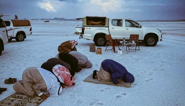 A desert in Saudi Arabia was filled with tourists… and snow