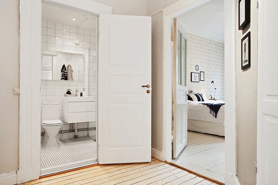 I've long wondered: after taking a shower, should I open or close the bathroom door? The experts are here to give you the answer.