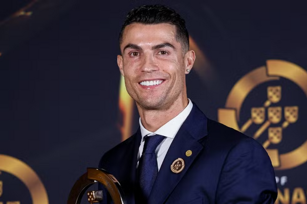 Cristiano Ronaldo receiving the FPF award