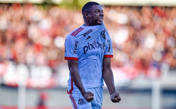 De la Cruz celebrates after scoring a great goal for Flamengo