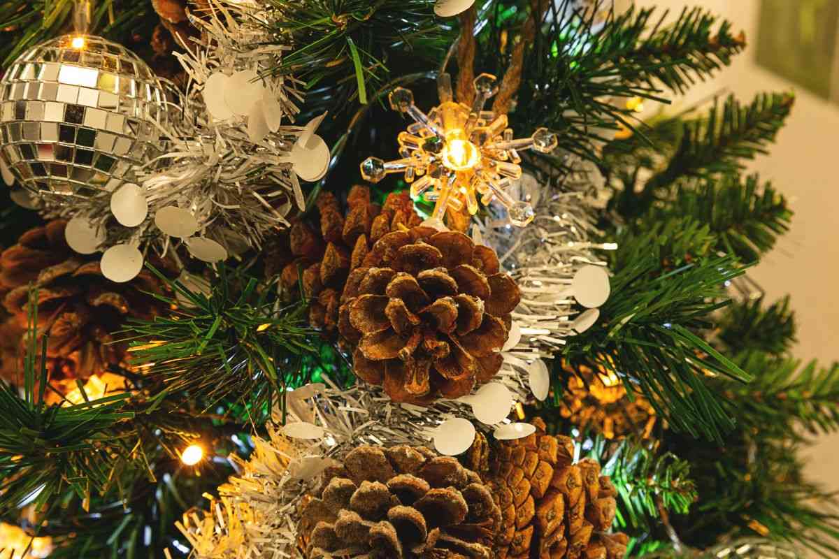 how to use pine cones to decorate