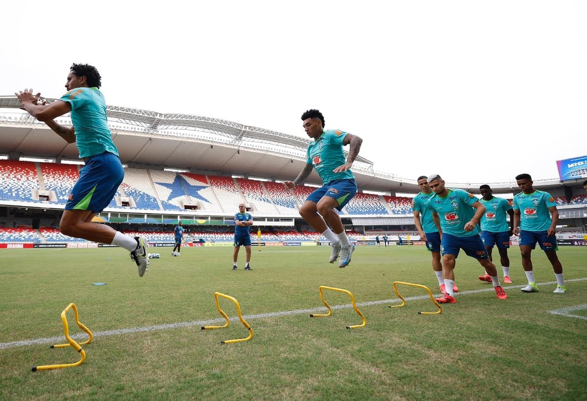 Dorival Júnior observes the Brazilian team training at Mangueirão