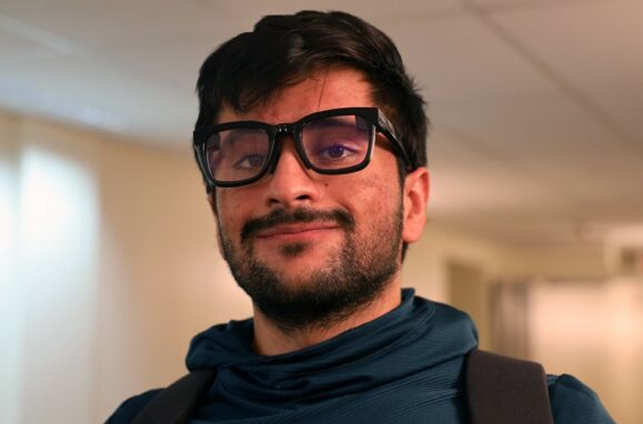 Glasses for the deaf show subtitles of what people are saying (and in Portuguese)