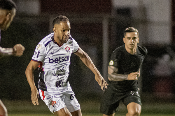 Everaldo received his third yellow card and is suspended for the match against Criciúma