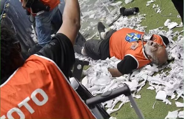 Nuremberg photographer José Maria is hit by a bomb thrown by Atlético-MG fans in the Copa do Brasil final