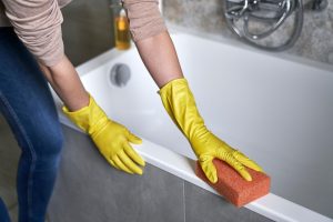 Just pour it into the bathtub and the stains and limescale will dissolve in the blink of an eye. The surface of the bathtub will shine with cleanliness. How to wash a bathtub