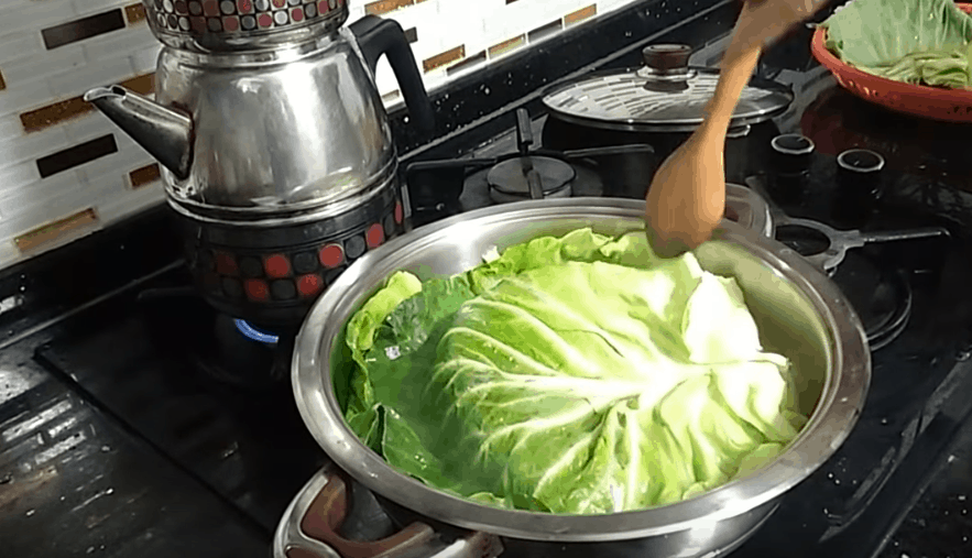 Compresses from cabbage leaves, onions and cottage cheese: a natural solution to many health problems