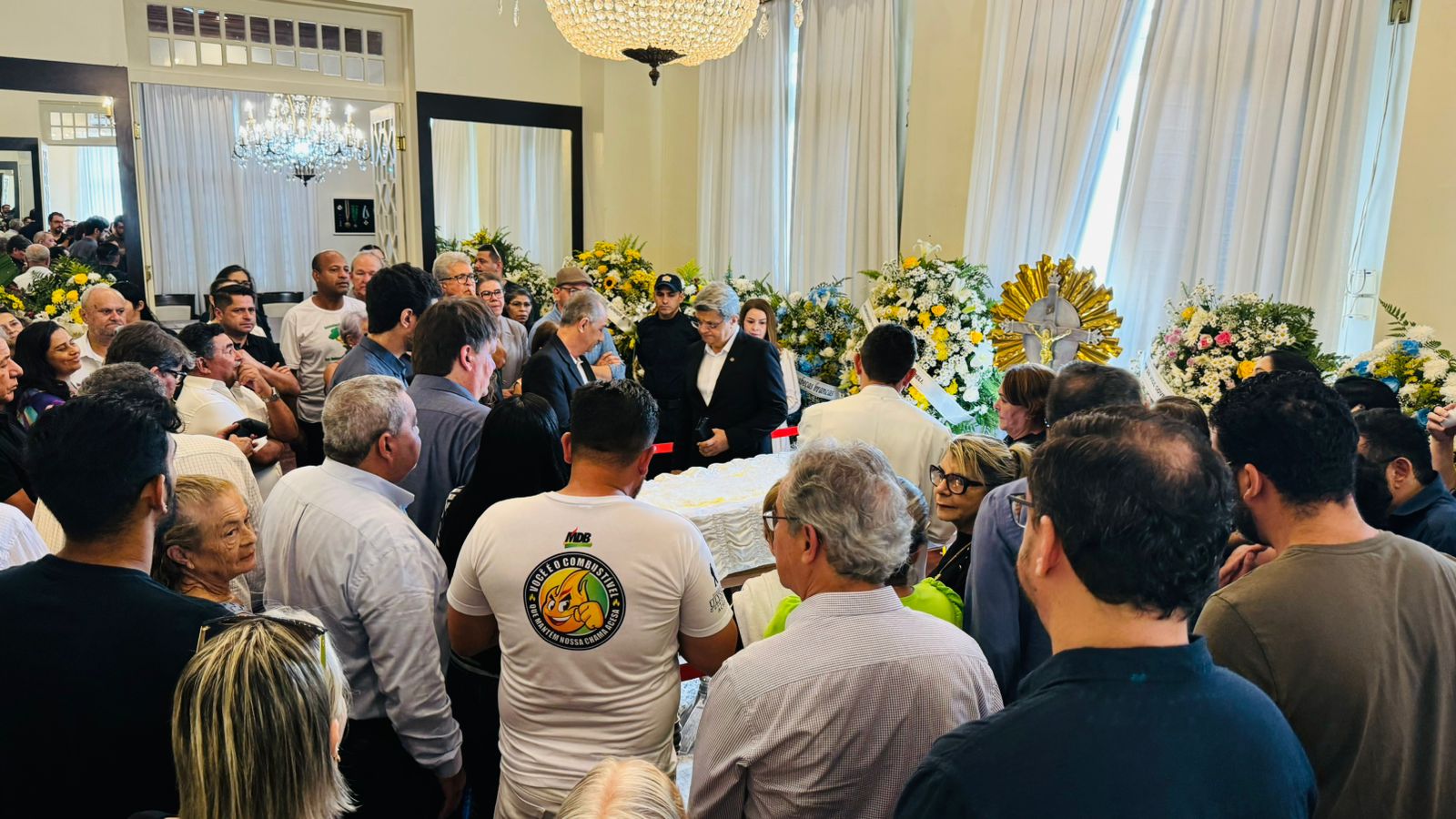 Flaviano's wake has an ecumenical moment with prayers from pastor and priest, at Palácio Rio Branco