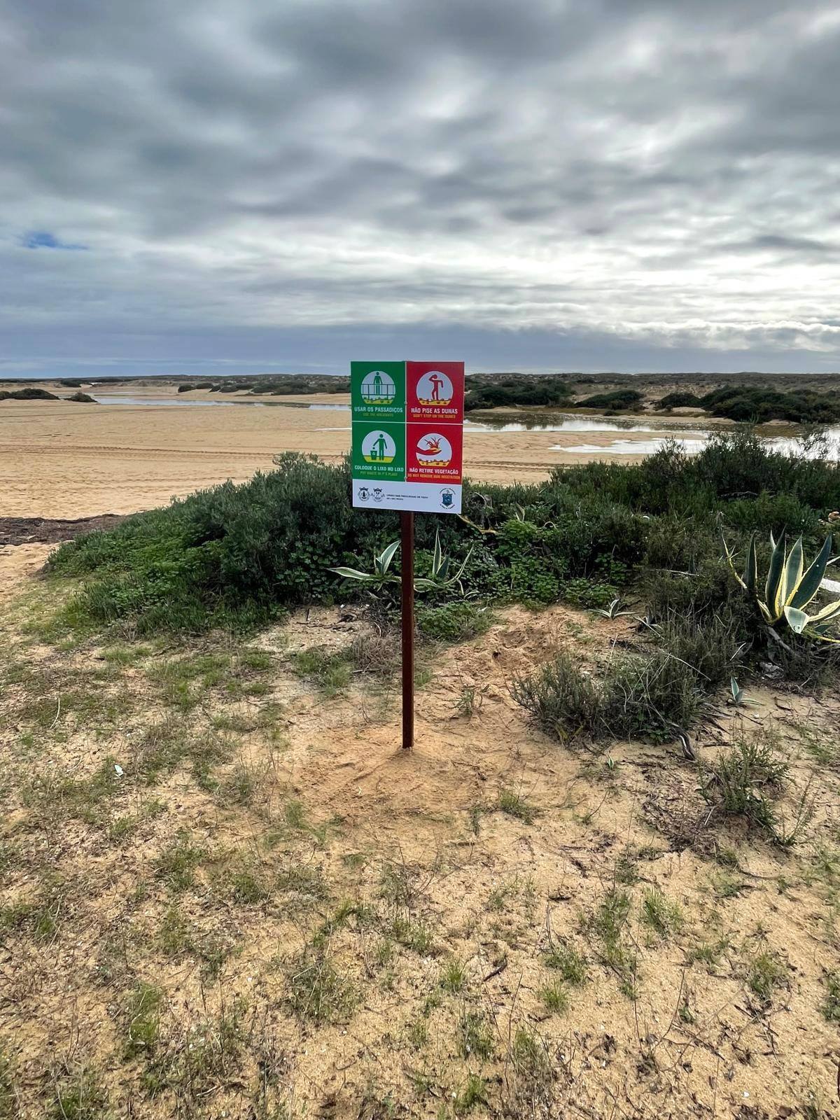 Signs on the islands of Culatra and Ilha Deserta raise awareness of the preservation of dunes