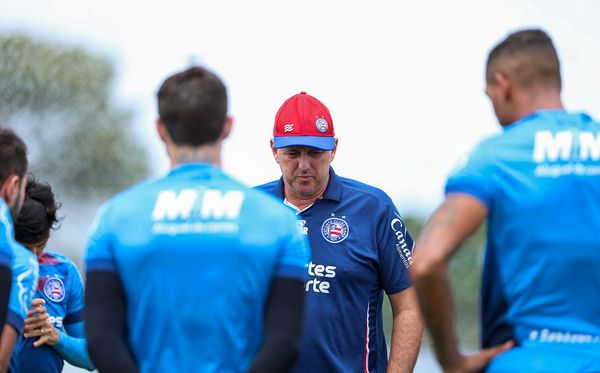 Rogério Ceni talks to the tricolor squad in training