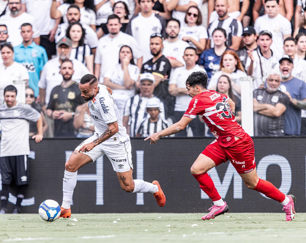 Santos was surpassed by CRB and fans protested against the coach 