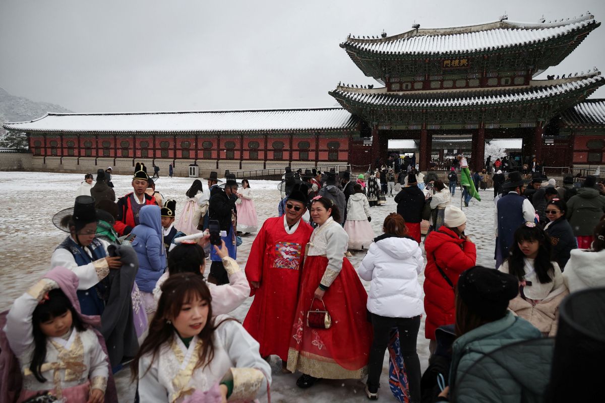 Record snow in Seoul with 16.5 cm - Roads closed, power outages