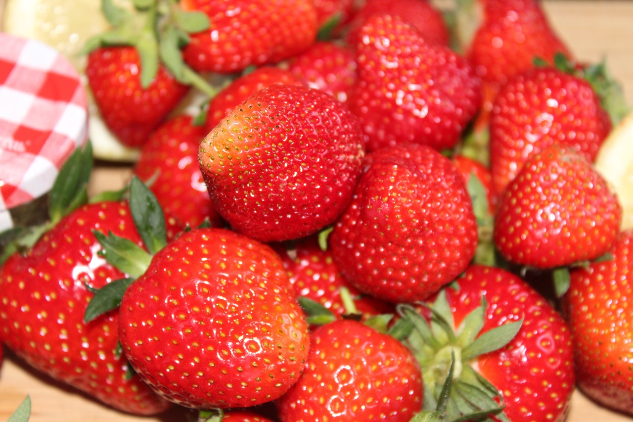 Want even bigger strawberries? Use this simple fertilizer at the end of April!