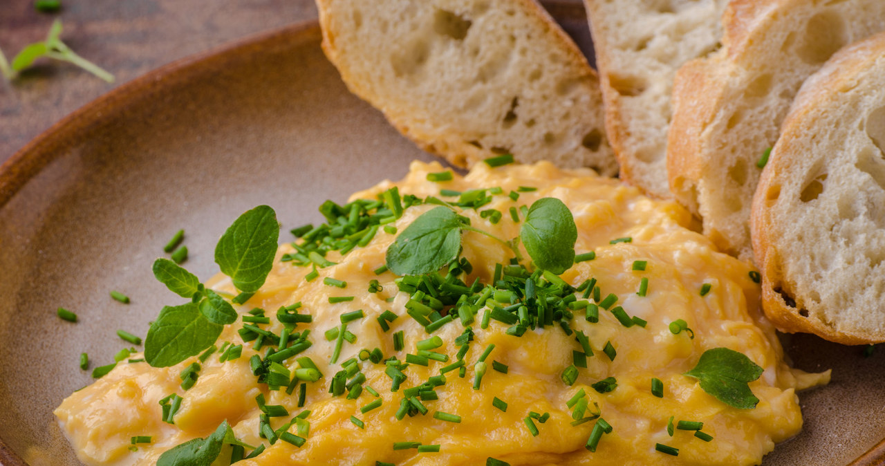 Serve the scrambled eggs on plates at room temperature to keep them light and tender. /123RF/PICSEL