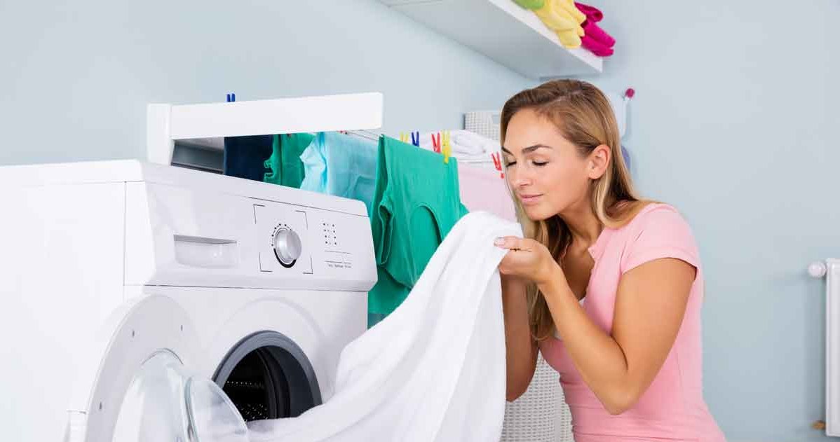 Before you start washing a white tablecloth, it is a good idea to soak it in a solution of water, citric acid and dishwashing liquid. Thanks to this, it will regain its whiteness.