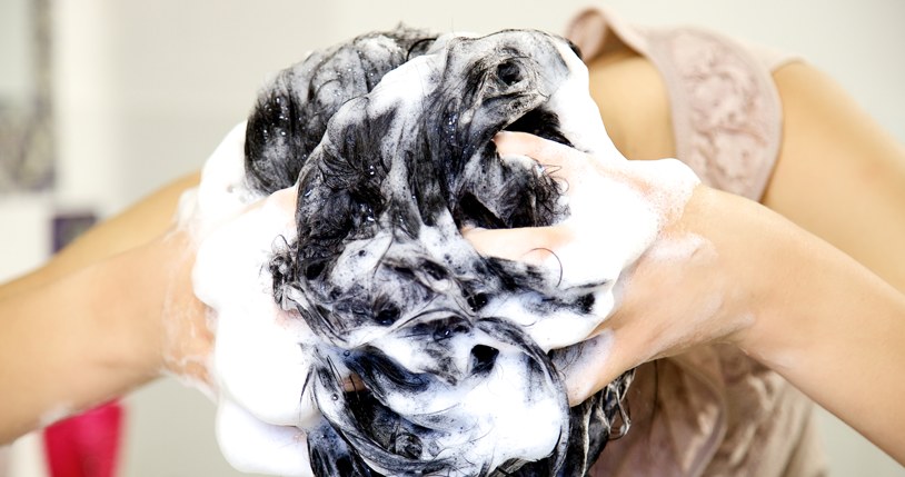 Choose good quality shampoos that do not irritate the scalp. /123RF/PICSEL