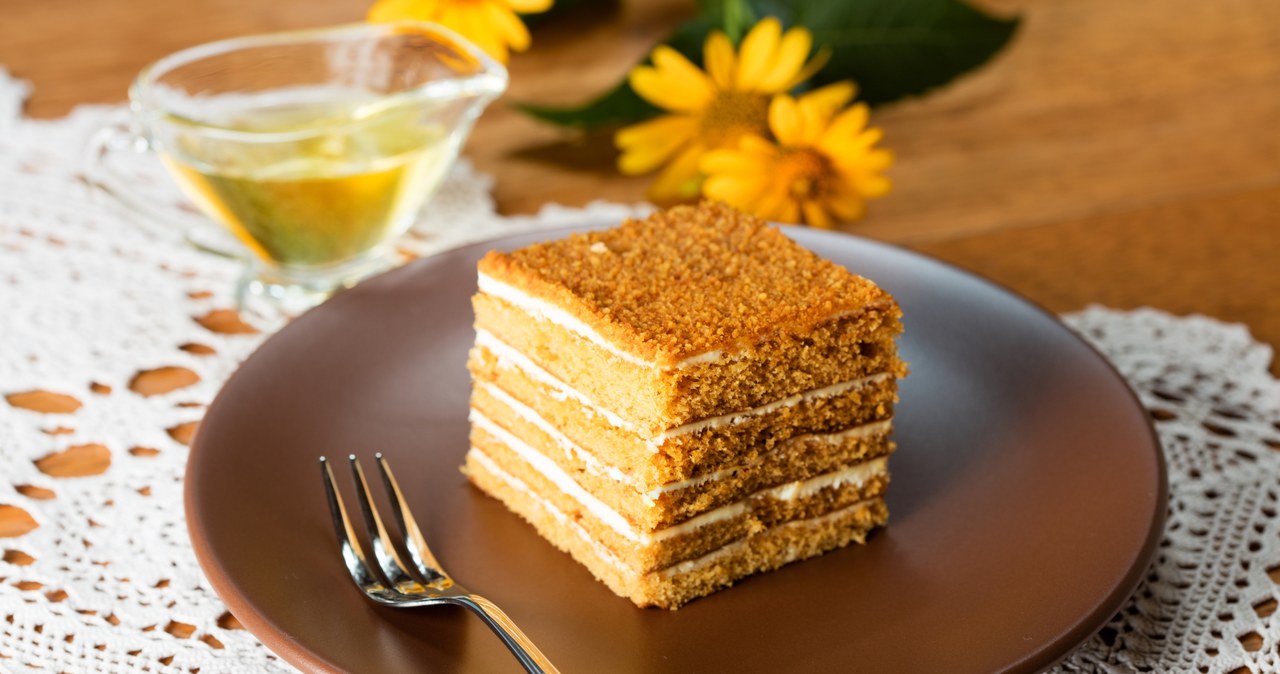 For a family meeting, prepare honey cake from Ewa Wachowicz's recipe. The guests will be speechless