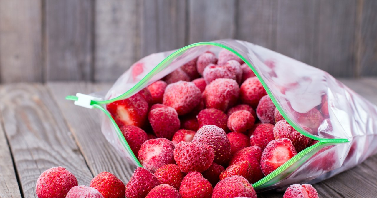 Frozen strawberries are a good choice during the winter season. /123RF/PICSEL