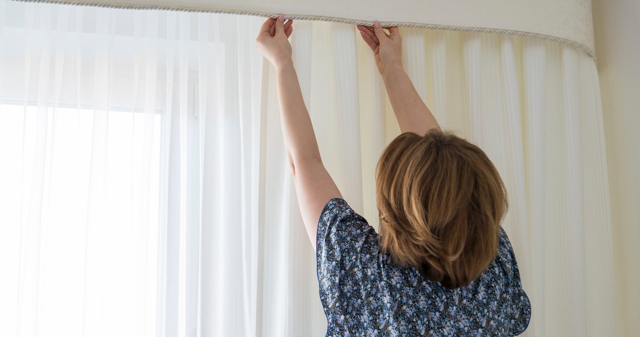 After washing, it is best to hang the curtains immediately on the curtain rod /123RF/PICSEL