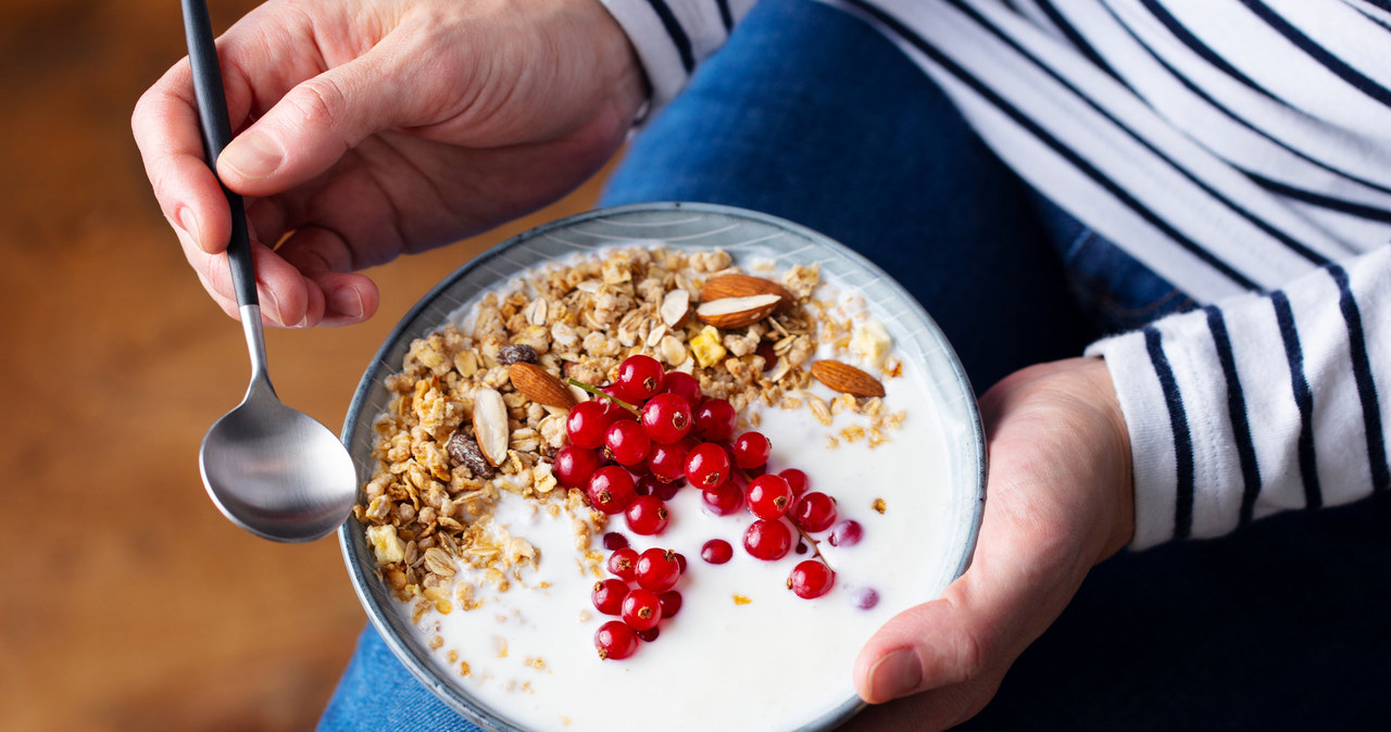 A portion of oatmeal with plant milk or natural yogurt will support intestinal peristalsis. /123RF/PICSEL