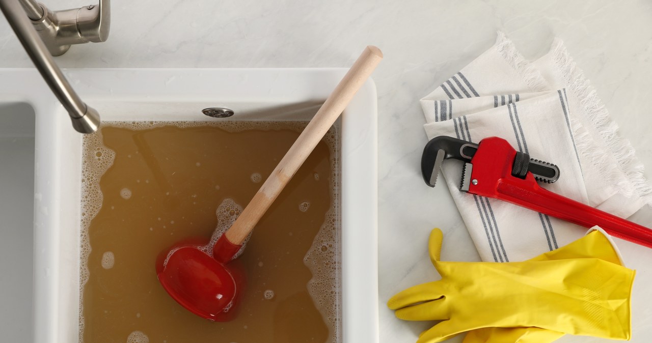 There are simple home remedies to unclog a clogged sink. However, in exceptional situations, specialist help may be needed.