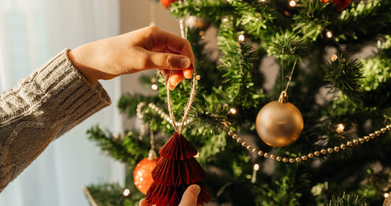 While decorating the Christmas tree, Christmas tree syndrome may become more severe. /123RF/PICSEL