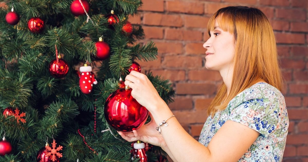 A Christmas tree decorated with red decorations is always a good choice. It's a timeless color. /123RF/PICSEL