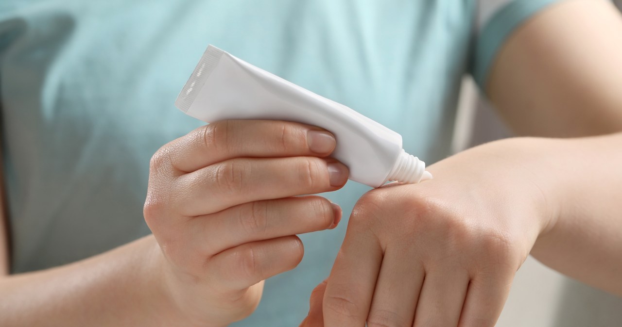 Forget about expensive cosmetics. Lanolin is one of the best natural moisturizing products. /123RF/PICSEL