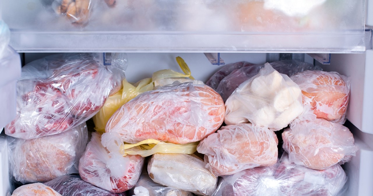 Meat should be defrosted so that it can change its temperature evenly /123RF/PICSEL