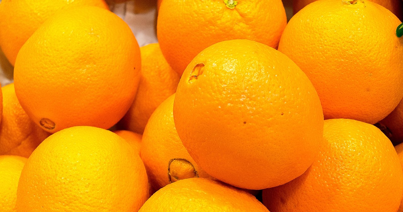 We should wash citrus fruits with warm water and dishwashing liquid. /PLUS Stock Photo /123RF/PICSEL