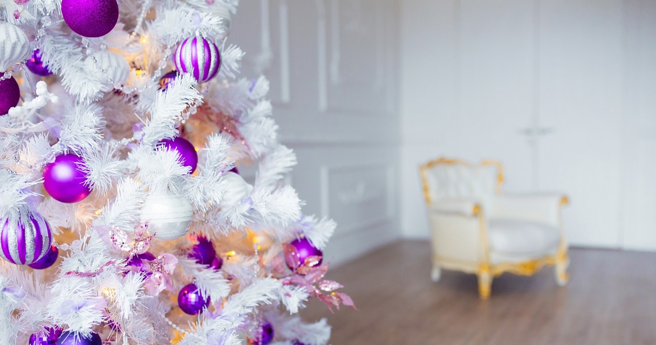 Christmas tree decorations in intense colors such as purple, navy blue or burgundy are very popular. /Pixel