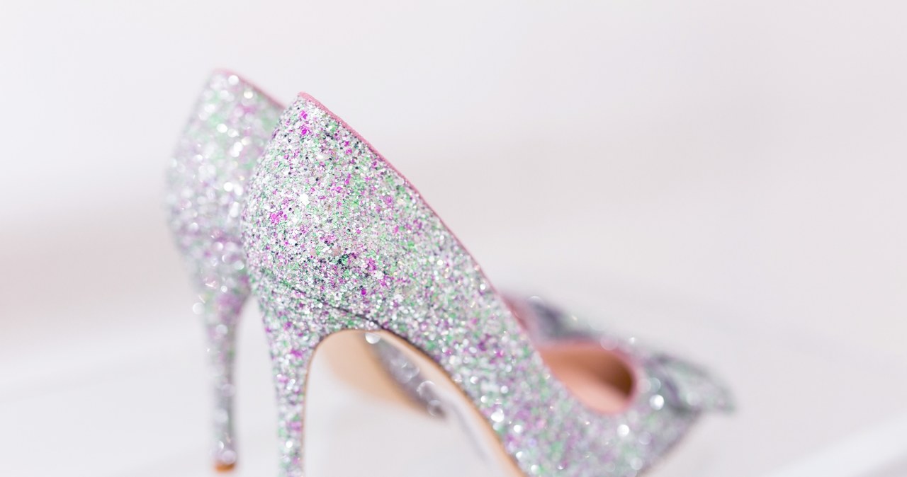 Silver high heels are a Christmas hit in 2024. They match any dress /Pixel