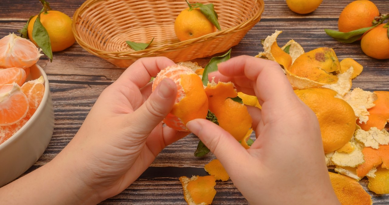 Peel the tangerines and place the peels in the kitchen. You will get rid of some persistent problems
