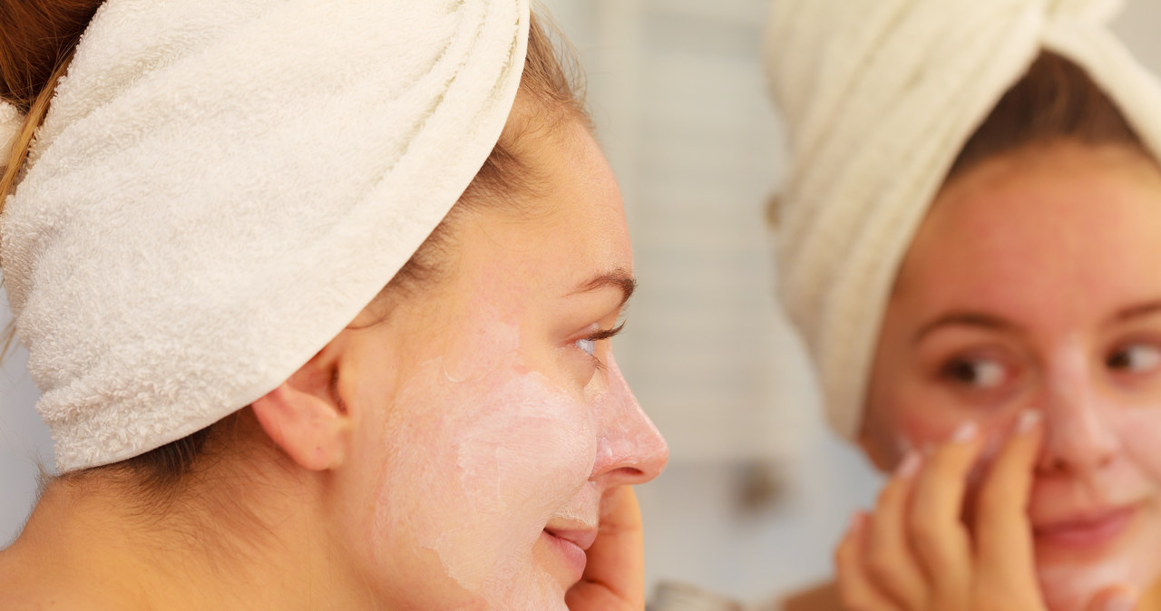 Crush, pour water and apply to your face. Enlarged pores will disappear