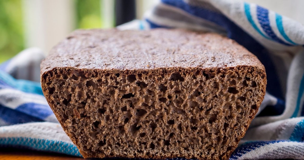 It lowers sugar and cholesterol and has a high fiber content. The best bread for a healthy heart