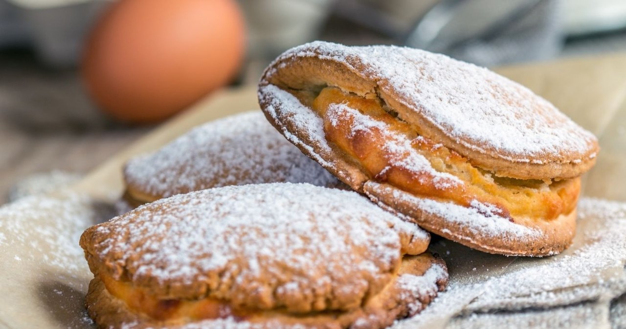 Apple Kisses are perfect for Christmas and New Year's Eve. Simple cookies with apples and cinnamon